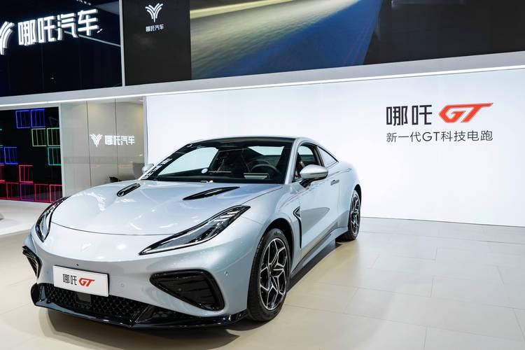 重庆86哪吒汽车在智能汽车领域的表现，领途汽车在新能源汽车市场中的影响力